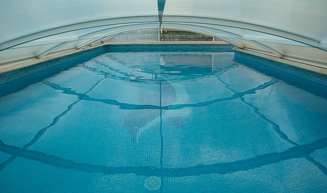 бассейн с хлорированной водой